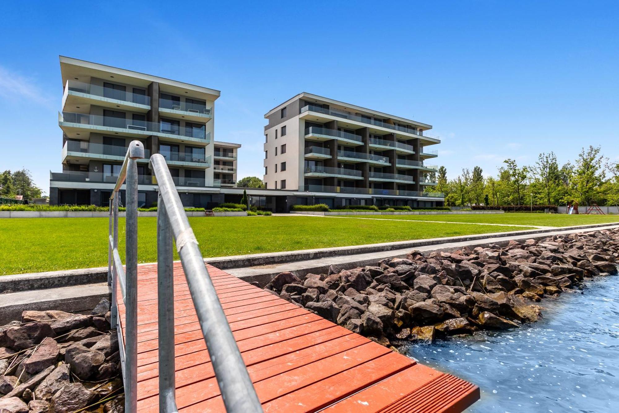 Lake Side Luxury Steps To The Lake Lela - Happy Rentals Balatonlelle Eksteriør billede